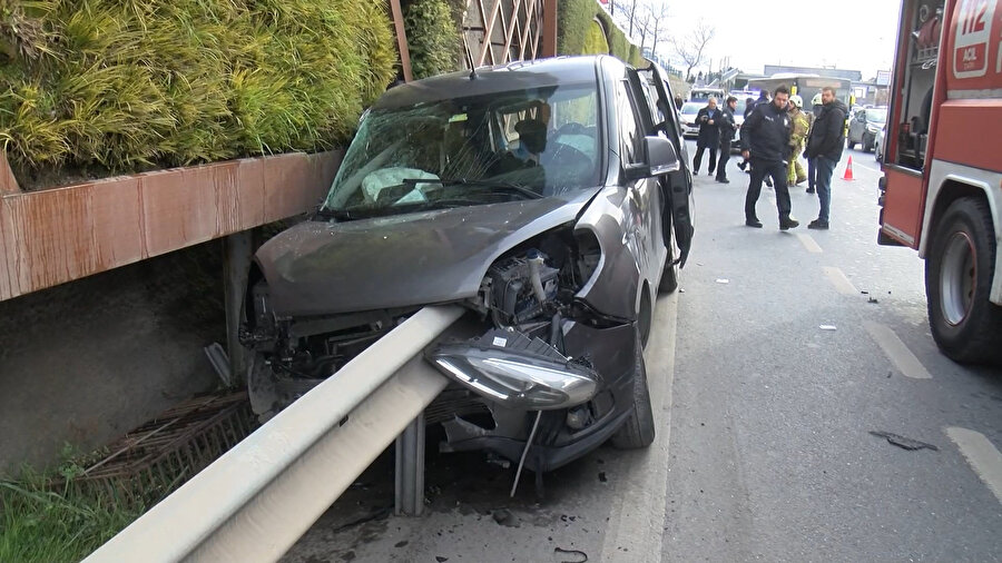 Kontrolden çıkan araç bariyere saplandı: Sürücü ağır yaralandı
