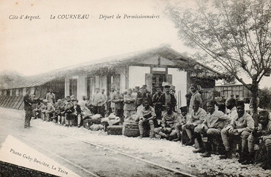 1916'da Fransız askeri komutanlığı, Afrika askerlerini Courneau bozkırına yerleştirdi. Askerler, askerî eğitim ve dil dersleri aldıkları La Teste'de kampı çevreleyen bataklık nedeniyle, ölümcül olan solunum yolu hastalıklarına yakalandı. Courneau kısa süre sonra "sefalet kampı" olarak adlandırıldı.