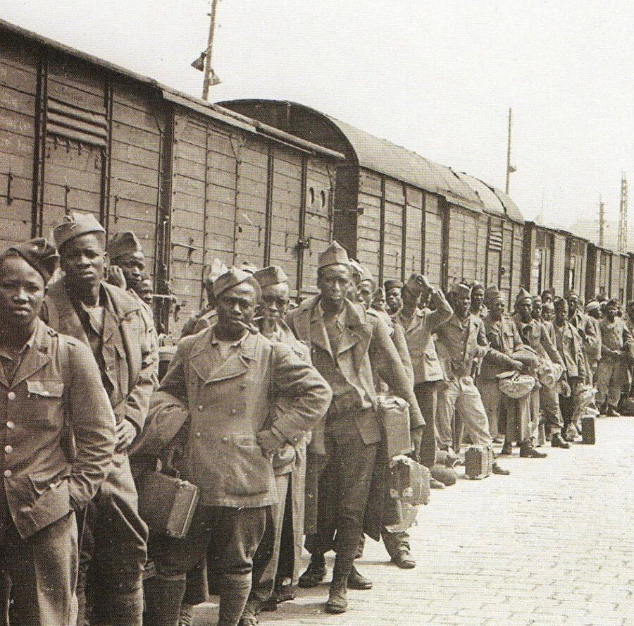 1 Aralık 1944'te, Nazilerin yenilmesine yardım eden yüzlerce Afrikalı asker, maaşlarını talep ettikleri için Fransız ordusu tarafından vurularak öldürüldü.