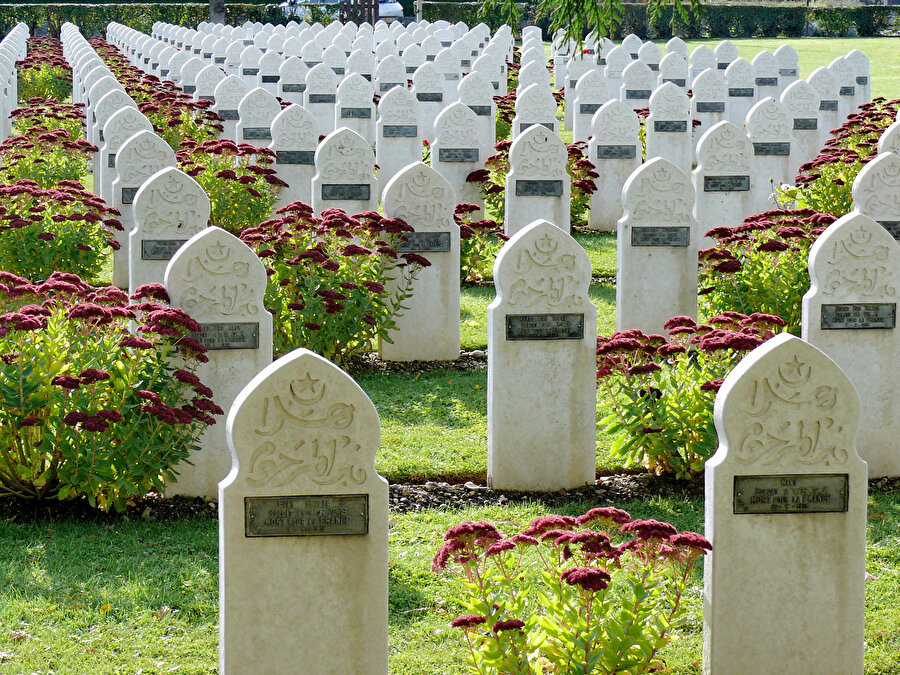 Somme Savaşı’nda öldürülen 45. bölükten Senegalli Müslüman askerin yattığı Amiens'deki ulusal mezarlık.