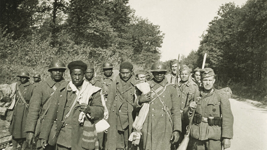 Fransa saflarında I. ve II. Dünya Savaşlarında zorla savaştırılan Afrikalı piyade birliği Senegalli Nişancılar.