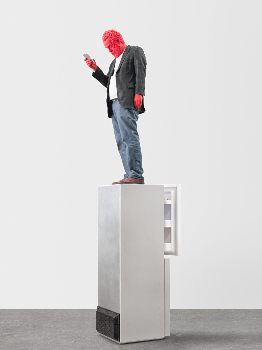 Francesco Bonami’nin heykeli yarı açık bir buzdolabının üzerinde gelişigüzel duruyor.n