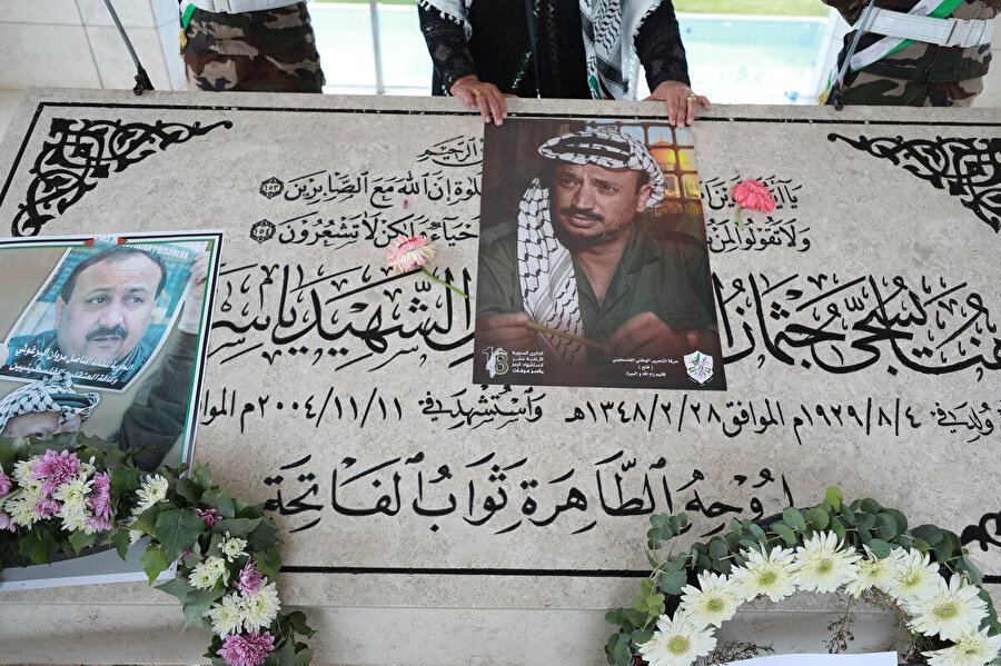 Arafat, 11 Kasım 2004'te zehirli bir maddenin neden olduğu beyin kanaması sonucu Fransa'da vefat etti. Ölümünün ardından giysilerinde ve vücudunda polonyum izleri bulunan Arafat için Filistinliler ve Araplar, hâlâ İsrail'i ona suikast düzenlemekle suçluyor.