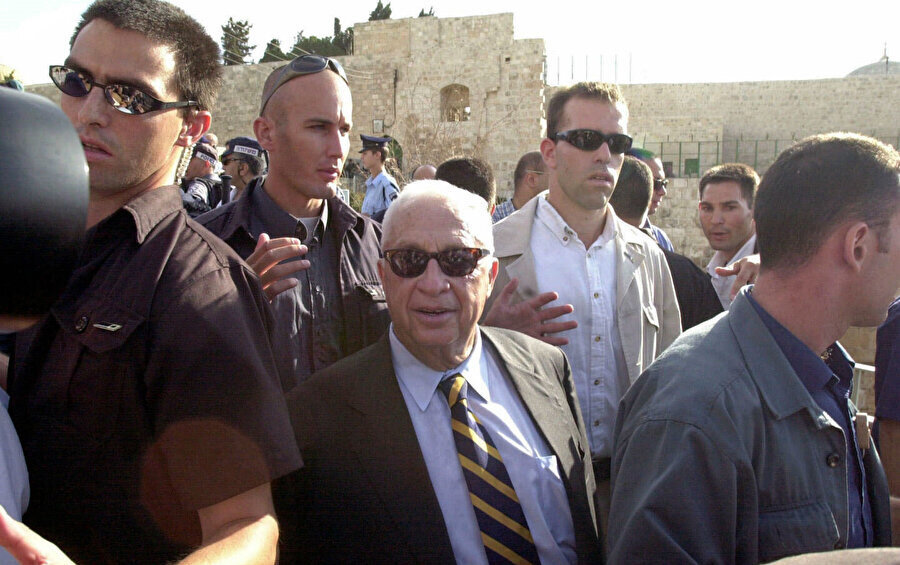 İkinci İntifada'nın fitili, dönemin İsrailli muhalefet lideri Ariel Şaron'un 28 Eylül 2000'de İsrail askerlerinin koruması altında Mescid-i Aksa'nın avlusuna gerçekleştirdiği provokatif ziyaretle ateşlenmişti.