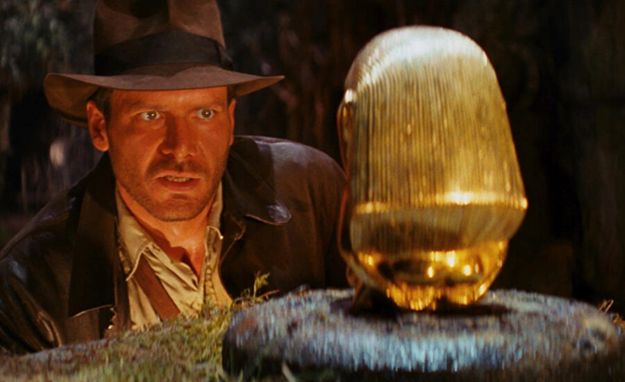 Kutsal Hazine Avcıları, arkeolog Indiana Jones'un Nazilerin ordularını sonsuz bir güce kavuşturabilmek için aradıkları sandığın peşine düşmesi olarak kurgulansa da filmin alt mesajlarını iyi okumak gerekir.