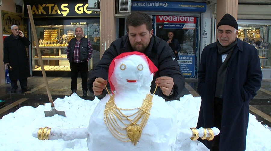 Gören durup fotoğraf çektirdi: 'Kardan gelin'e 350 gram altın taktılar