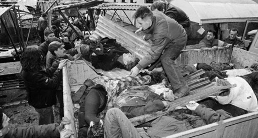 5 Şubat 1994 tarihinde Bosna-Hersek’in başkenti Saraybosna’daki Markale pazar yerine saat 12.00 sularında havan topu ile saldırı yapıldı. Saldırıda onlarca sivil hayatını kaybetti.