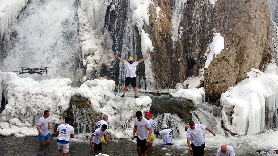-15 derece onları durdurmadı: Donan şelalede yüzdüler