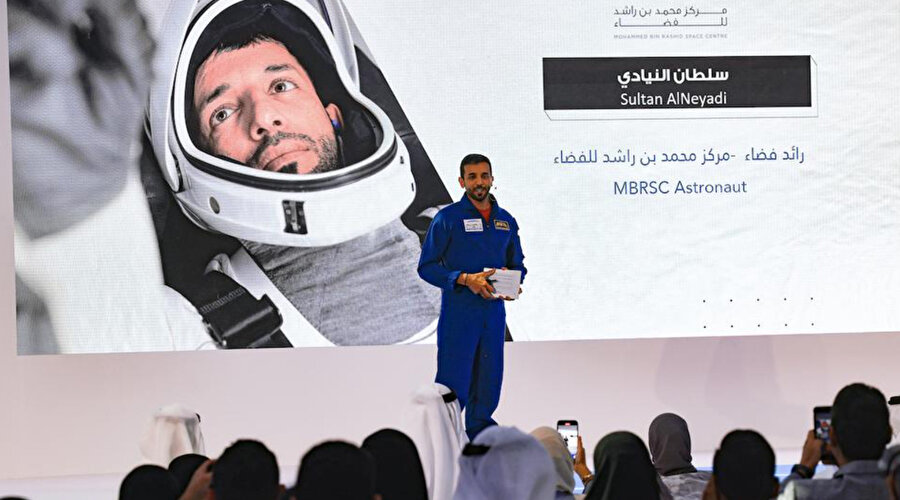 Sultan el-Neyadi, 2023'te başlayacak bir görevin parçası olarak Uluslararası Uzay İstasyonunda 6 ay geçirmek üzere seçilen ilk Arap astronottur.