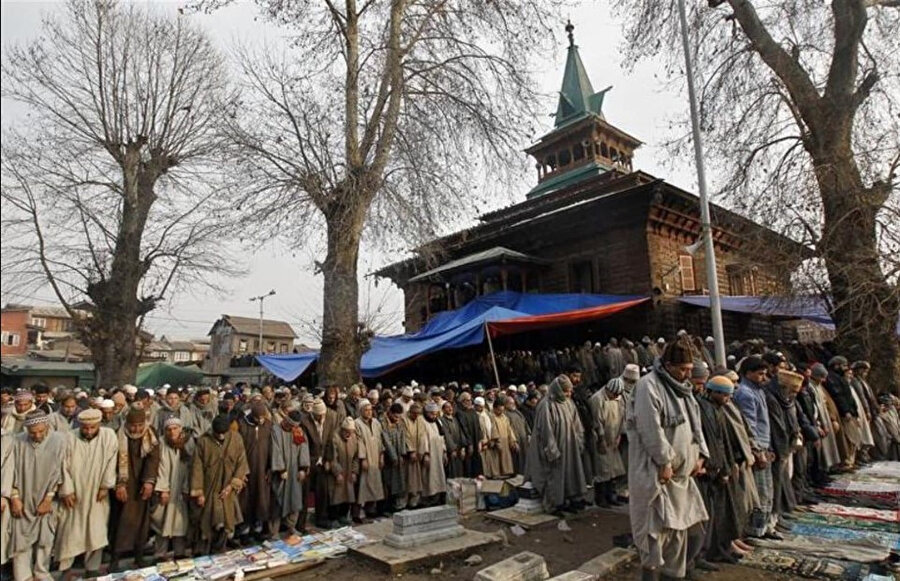 Cammu Keşmir'de 2011 sendesinde gerçekleştirilen din sayımı, nüfusunun %68,31'ini Müslümanların oluşturduğunu söylese de Keşmir sokaklarında %90’ın üzerinde Müslüman nüfusun yaşadığı tahmin edilmektedir.