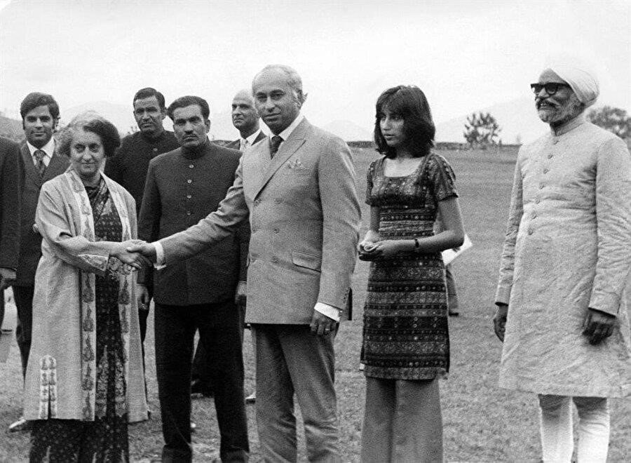 Hindistan Başbakanı Indira Gandi ile Pakistan Başbakanı Zülfikar Ali Butto, Bangladeş’in yeni bir devlet olarak tanınması sağlayan ve Pakistan ile Hindistan arasında bir "kontrol hattı" oluşturan Simla Görüşmeleri'nde.