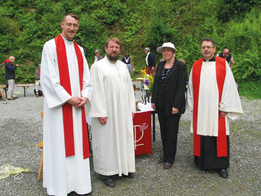 Finlandiyalı misyoner eşi ve iki Alman papazı ile.