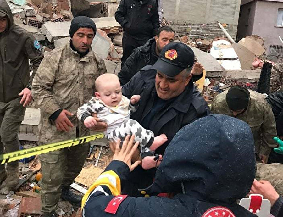 Enkazdan kurtarılan bebek