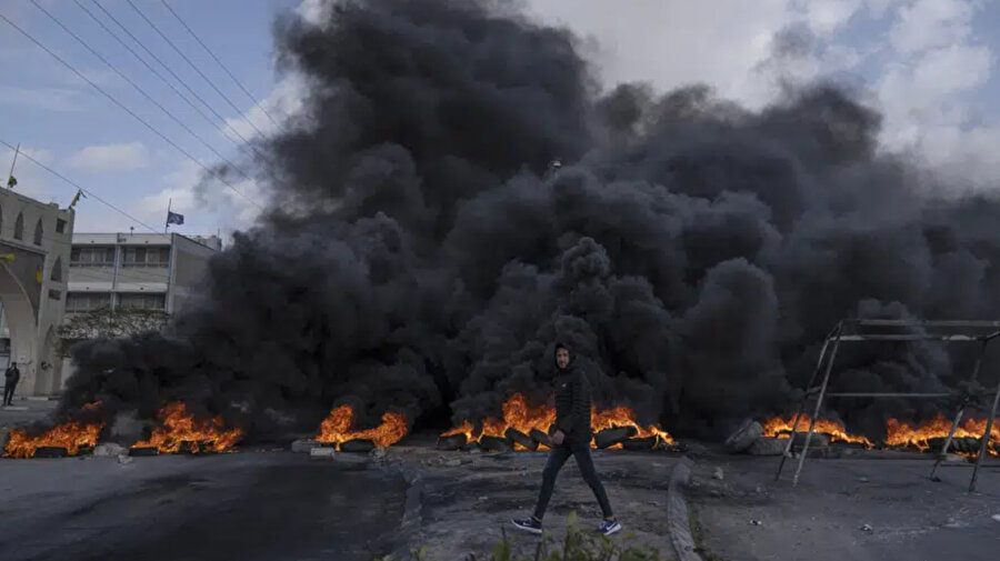 Eriha baskınından sonra Filistinli protestocular, yanan lastiklerle ana yolu kapattılar.