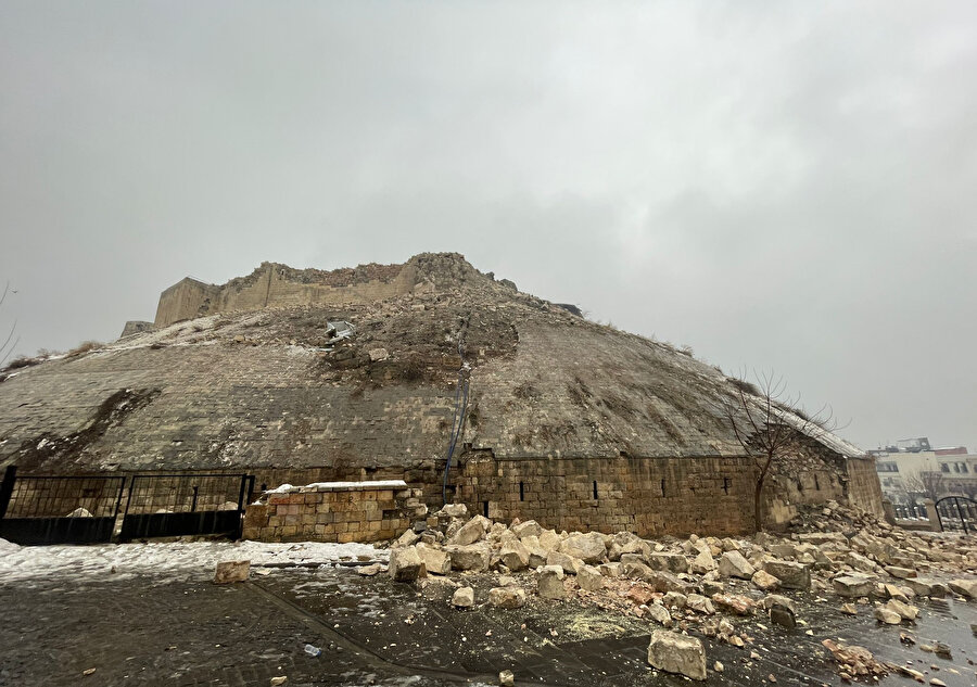Depremde tarihi Gaziantep Kalesi de hasar gördü