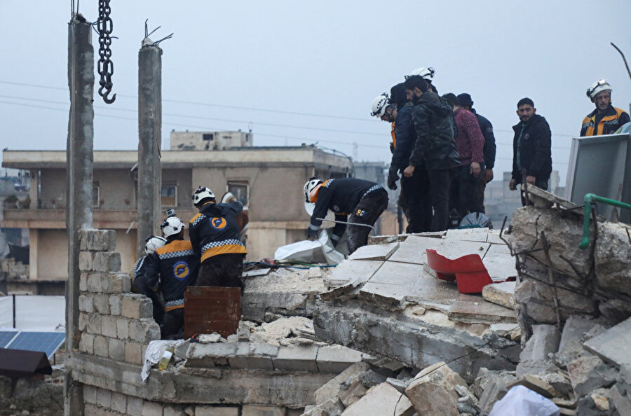 Kurtarma ekipleri, isyancıların kontrolündeki Azaz, Suriye'de meydana gelen depremin ardından hasar gören bir binanın enkazı altında hayatta kalanları arıyor.