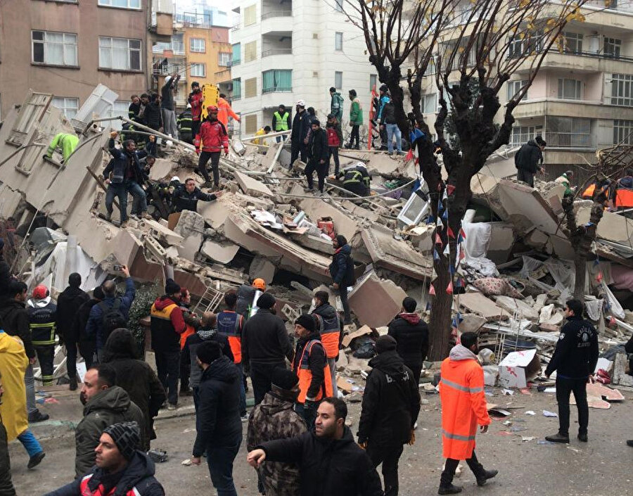 Deprem çok sayıda binayı yıktı