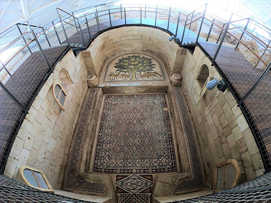 Emevi Hanedanlığı döneminde inşa edilen Hişam Sarayı, 1033’te gerçekleşen depremde yıkılmıştı. Uzun zamandır gördüğü restorasyon çalışmalarının ardından 2022’de açılan sarayda "Hayat Ağacı" adı verilen 827 metrekarelik dev bir mozaik tablo açığa çıkarılmıştı.