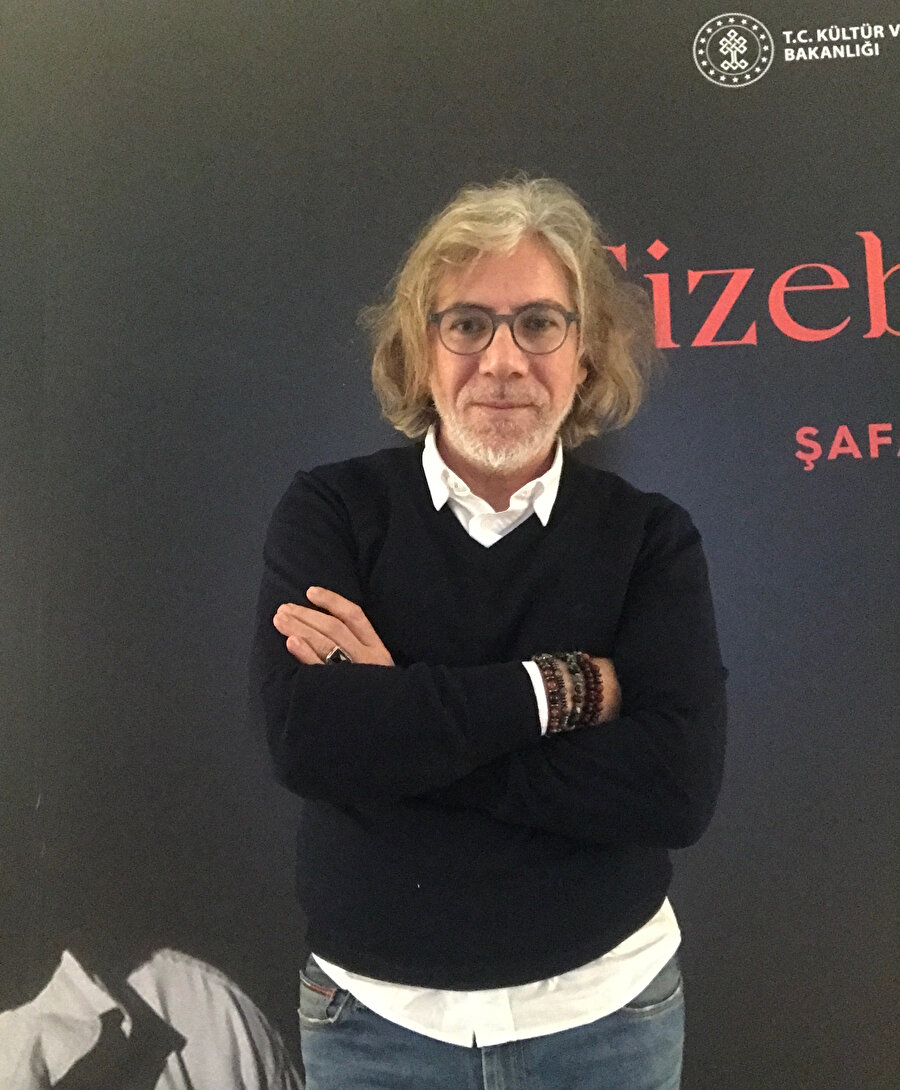 Zekâsı, bilgi birikimi, sıra dışı yeteneği ve kişiliğiyle onu tanıyan herkeste hayranlık uyandıran, sevilen, hep neşeli, sakin bir ruhu anlatmaktadır…