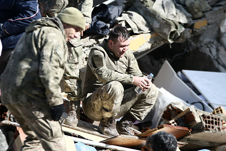 Depremden 30 saat sonra bina enkazlarından iki kadın sağ çıkarıldı