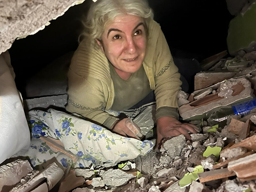 Van'dan deprem bölgesine giden ekipler enkaz altından 9 kişiyi kurtardı