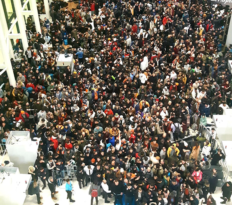 Binlerce yardım gönüllüsü İstanbul Havalimanı'na akın etti