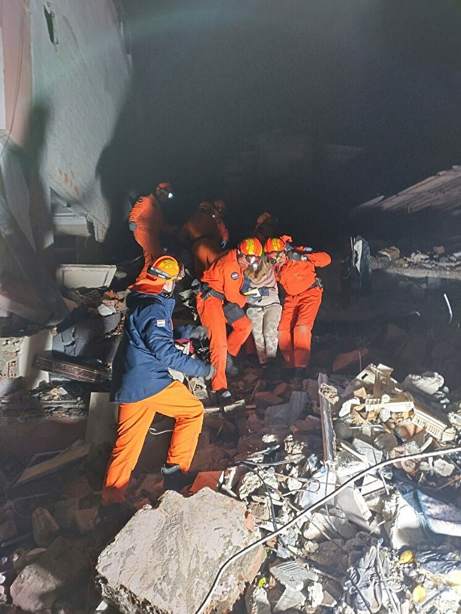 Avrupa'dan deprem bölgesine gelen ekipler arama kurtarma çalışmalarını sürdürürken