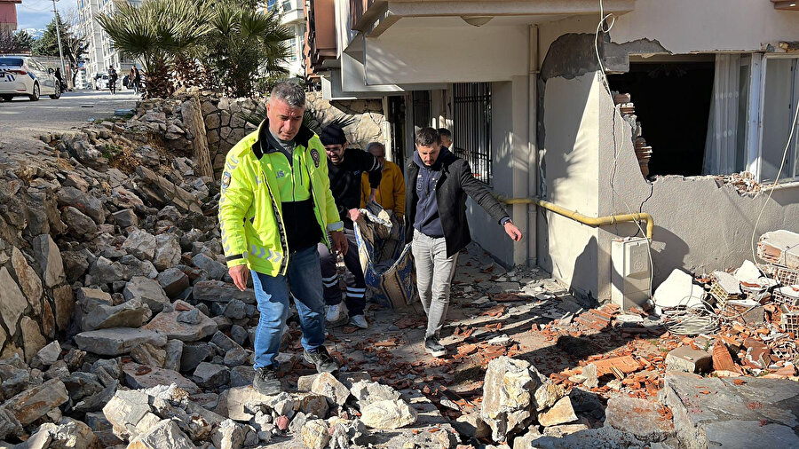 Yatalak çift depremde evlerinde mahsur kaldı: 50 saat sonra polis kurtardı