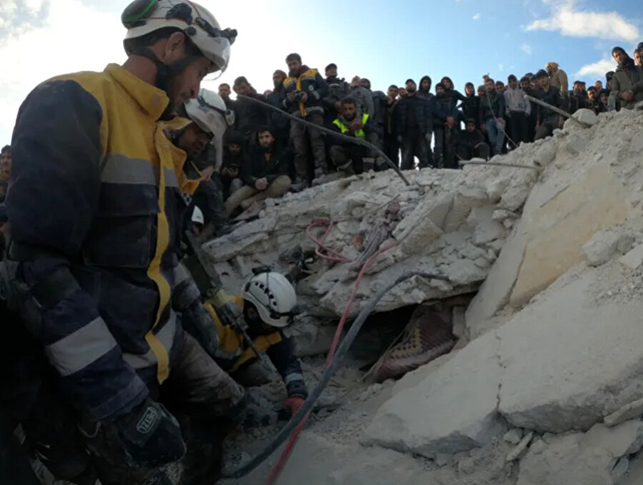 Depremin vurduğu Suriye'de isyancıların kontrolündeki bölgelerde enkaz altında kalan insanları kurtarma çabalarına öncülük eden Beyaz Miğferler, “zamana karşı yarışları” için uluslararası yardım çağrısında bulundu.