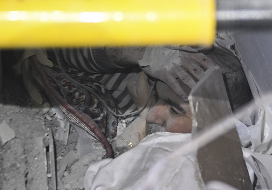 Kepçe operatörü depremden 47 saat sonra babasını enkazdan sağ çıkardı