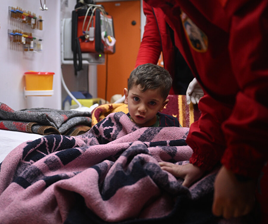 Adıyaman'daki enkazdan yarım saat arayla önce bebeği, sonra annesi kurtarıldı