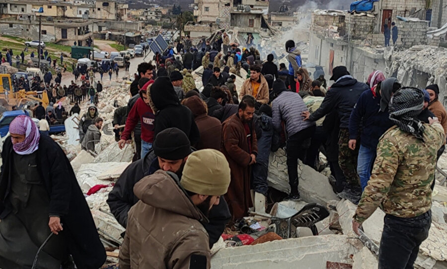 Suriye'de depremlerden etkilenen İdlib, Halep, Hama, Lazkiye ve Tartus illerinde arama kurtarma çalışmaları devam ediyor.