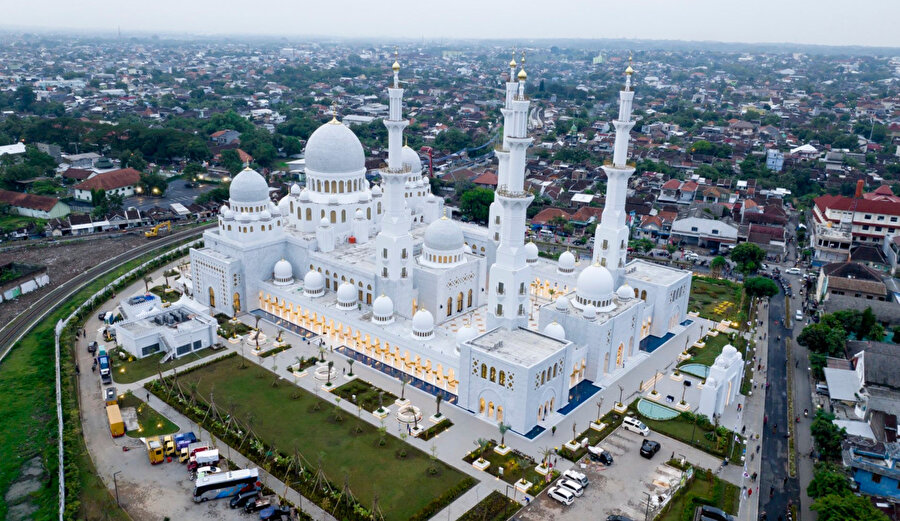 Cami yönetimini Endonezyalı, BAE'li yetkililer üstlenecek. Yaklaşık %20 orijinal boyuttaki solo konum, geleneksel Endonezya tasarımlarını kullanır.