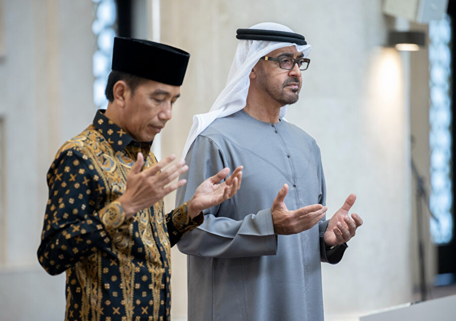 Şeyh Zayid Ulu Camii'nin daha küçük kopyası Orta Cava'daki Surakarta'da bulunuyor ve geçen Kasım ayında BAE Başkanı Şeyh Muhammed bin Zâyid bin Sultan en-Nehyan ve Endonezyalı meslektaşı Joko Widodo tarafından açıldı .
