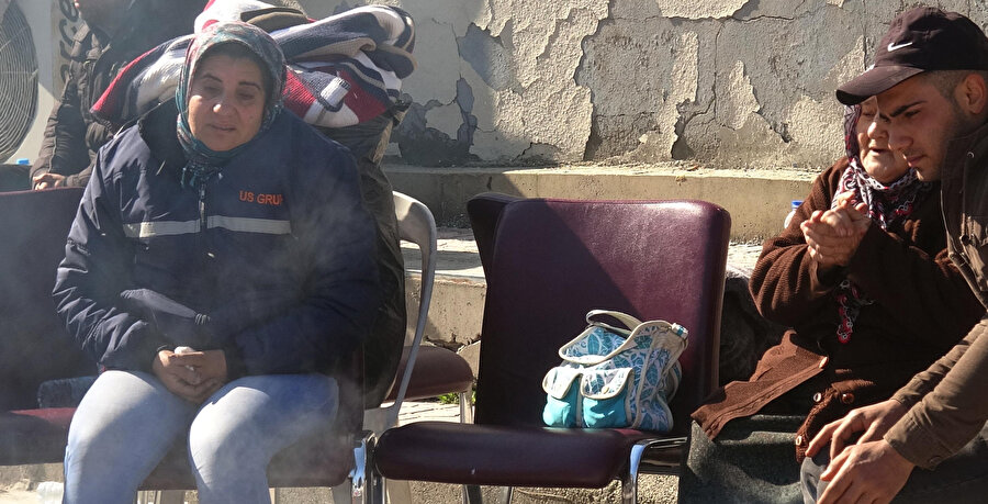 Umutlu bekleyiş: Hatay'da yıkılan hastane ek binasında arama-kurtarma çalışmaları sürüyor