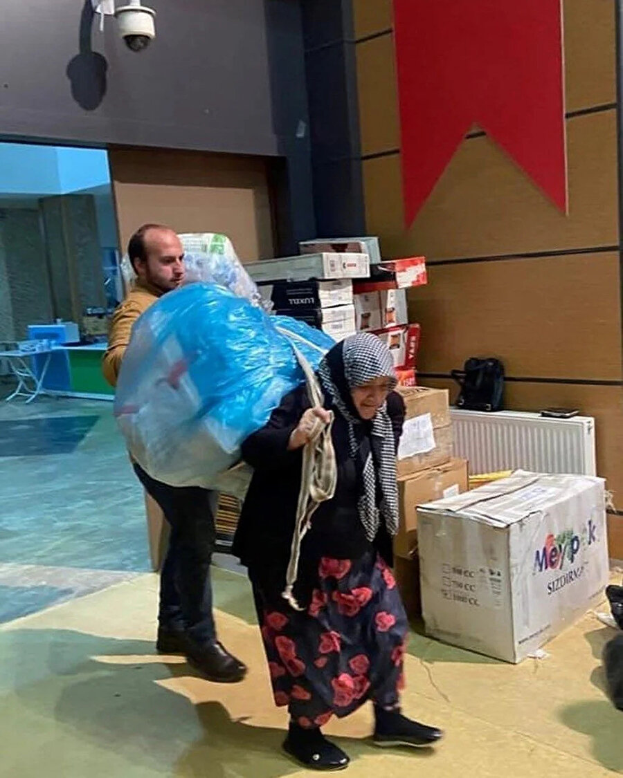 Rize'de deprem için yardım taşıyan bir kadın