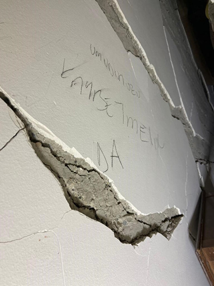 Duvara 'umudunuzu kaybetmeyin' yazdı