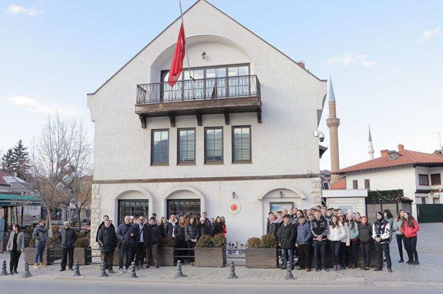 Kosova’nın güneyindeki Prizren’de depremler nedeniyle Türkiye'nin Başkonsolosluk binası önüne çiçekler bırakıldı.