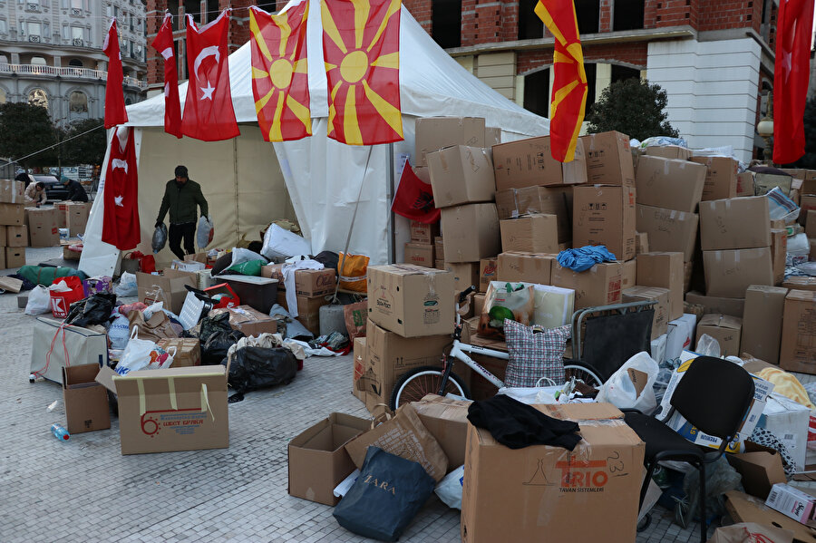 Birçok sivil toplum örgütü tarafından Türkiye’deki depremzedeler için yardım toplama kampanyaları başlatılırken, başkentteki Eski Türk Çarşısında da yardımlar toplanıyor.