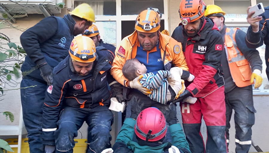78 saat sonra iki yaşındaki Mehmet enkazdan çıkarıldı
