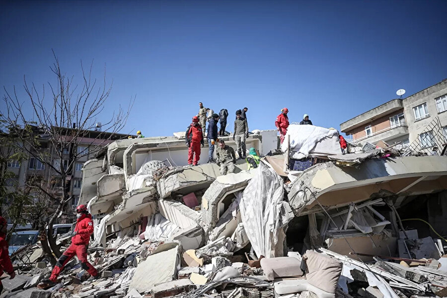 Özbekistanlı ekipler, 13 kişiyi enkaz altından kurtardı