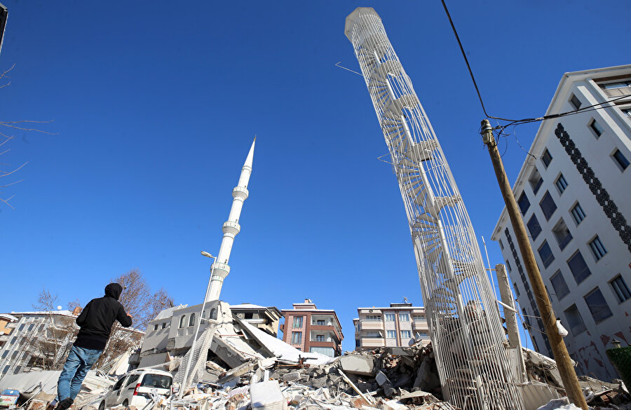 Beş katlı binanın yalnızca yangın merdiveni ayakta kaldı