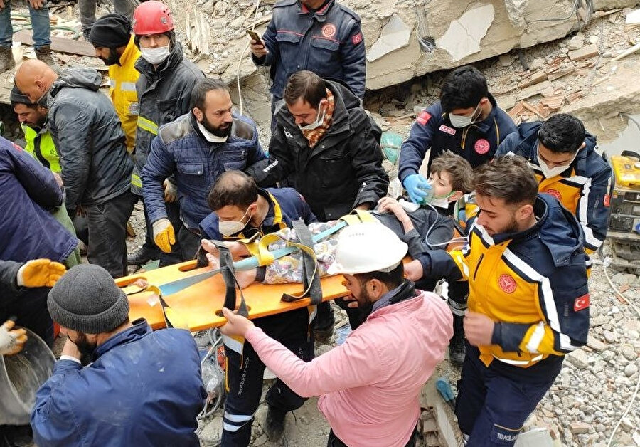 Nizip'te 105 saat sonra biri çocuk 2 kişi kurtarıldı