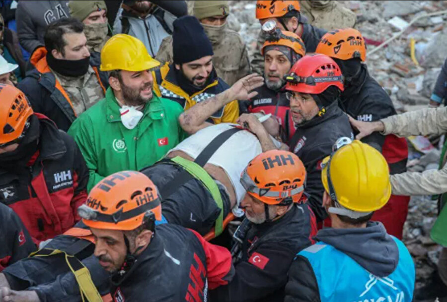 Kadir Oktay, Hatay, Türkiye'de çöken bir binanın enkazından kurtarıldı.