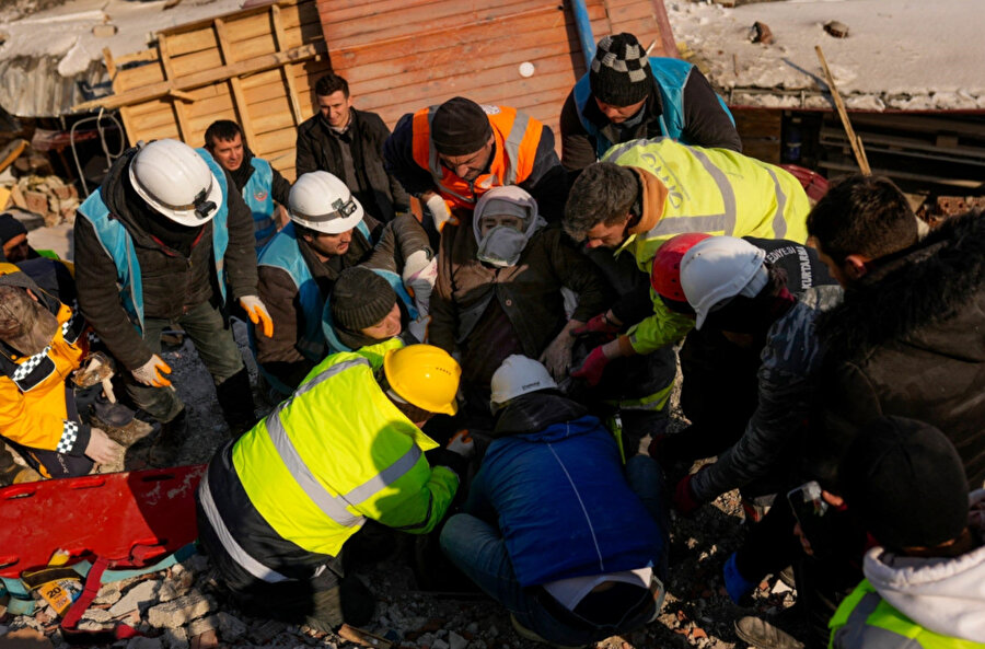 Acil durum ekipleri, Türkiye'nin güneydoğusundaki Elbistan'da yıkılan bir binadan 82 yaşındaki Hatice Korkut'u canlı olarak kurtardı.