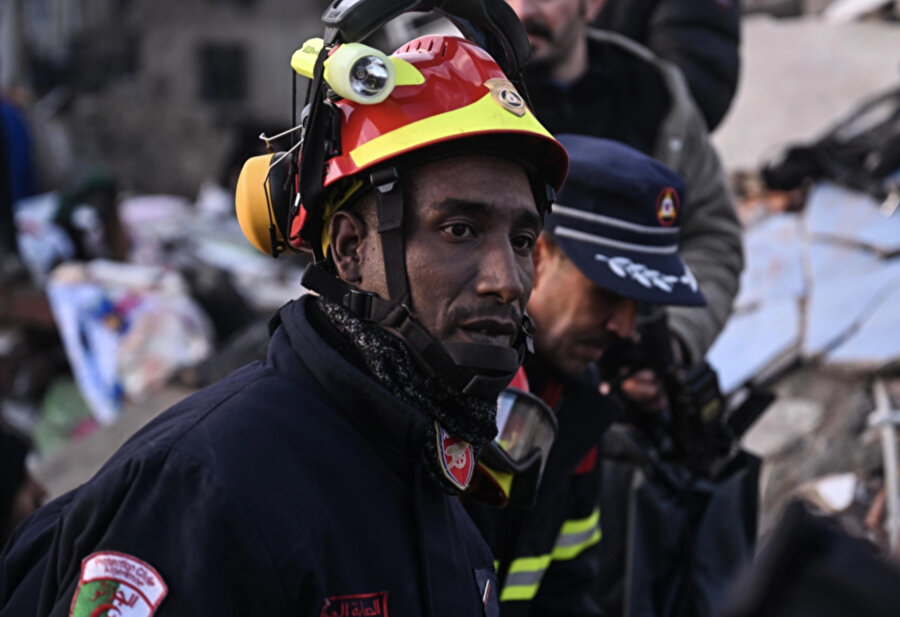 Hâlâ yıkılan bina ve evlerin enkazı altında kalan yüzlerce ailenin varlığı nedeniyle hayatını kaybedenlerin sayısının önemli ölçüde artması beklense de umutlu arayış ve yardımlar devam ediyor.