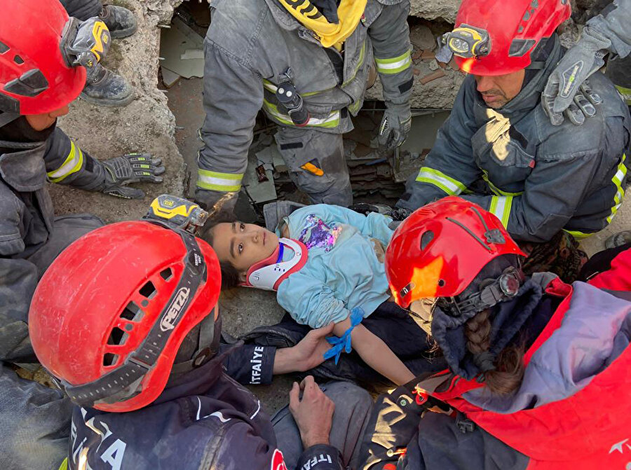 99 saat sonra enkazdan kurtarılırken sevdiği şarkıyı açtırdı