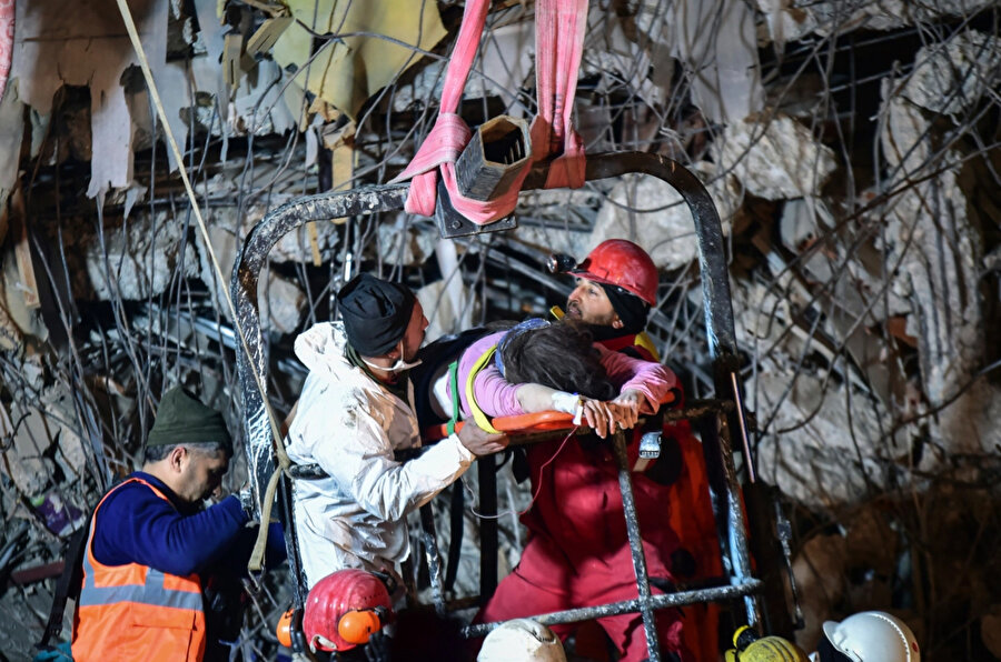 Kahramanmaraş'ta depremden 87 saat sonra kurtarma ekipleri çöken bir binadan bir kadını çıkardı.