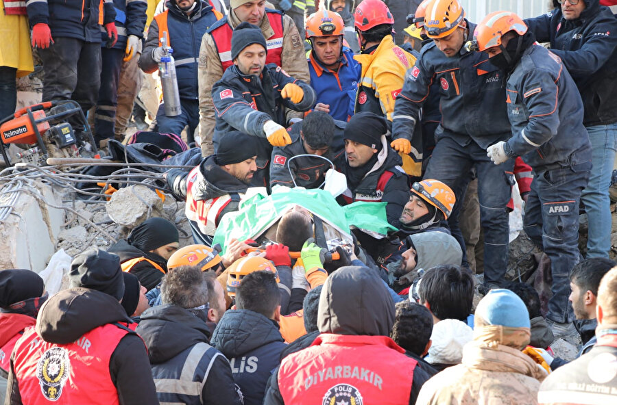 101’inci saatte enkazdan sağ çıkarıldı: 'Her zaman umut var'