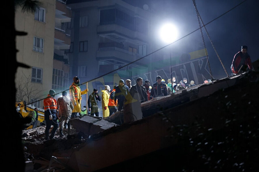 Osman Ağan Apartmanı'nda arama kurtarma çalışması